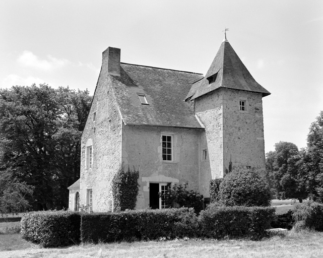 Elévations gauche et antérieure.