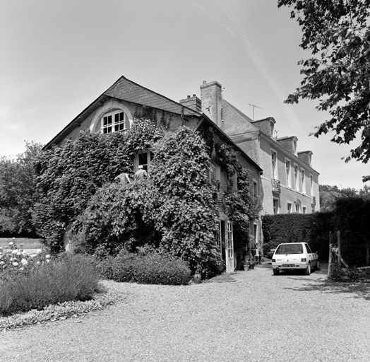 Elévations gauche et antérieure du logis.