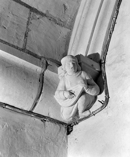 Mascaron sur l'arc de couvrement de la porte charretière du châtelet.