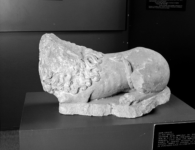 Lion sculpté provenant du départ d'escalier de la maison. (Musée Vendéen, Fontenay-le-Comte).