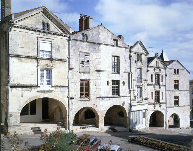 Façades des maisons 14 à 24, place Belliard.