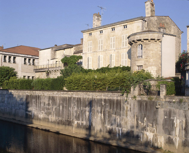 Vestiges des fortifications le long de la Vendée : fragment de courtine au 2 bis rue des Halles et au 4 rue des Halles.