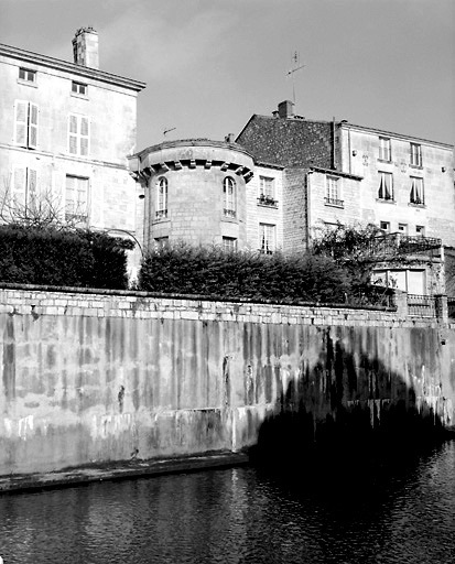 Tour d'enceinte donnant sur la Vendée, au 4 rue des Halles.