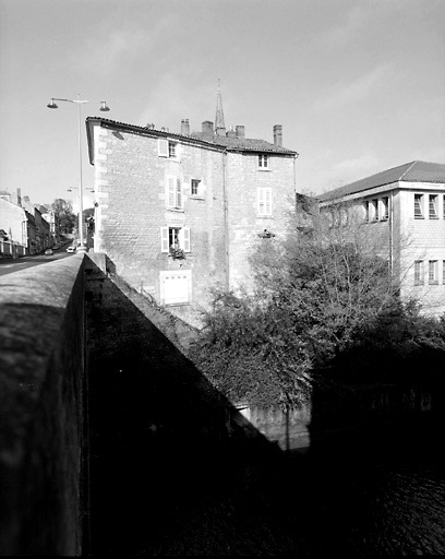 Tour d'enceinte près du Pont Neuf, faisant actuellement partie des maisons aux 2 et 4 rue du Grimouard. Vue prise de l'est.