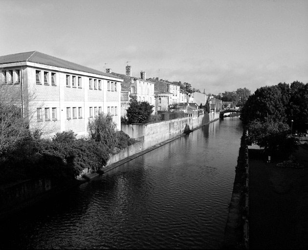 Vue des constructions sur la rive droite de la Vendée, entre le Pont Neuf et le pont des Sardines.