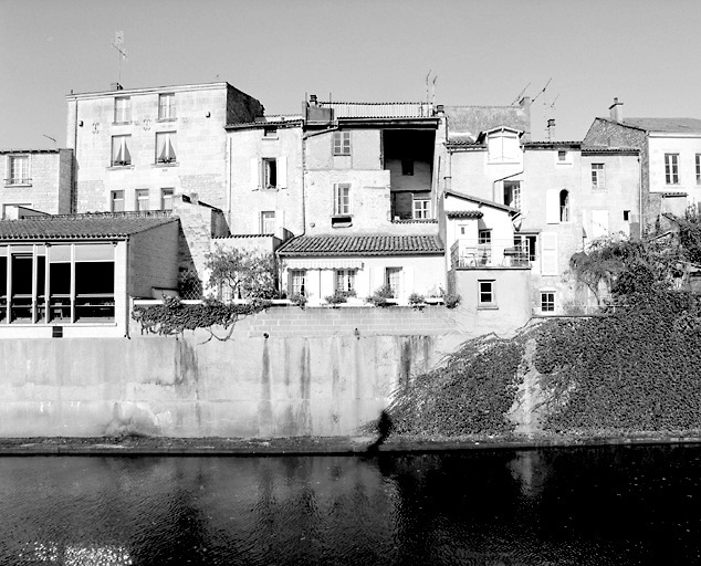 Vue des façades donnant sur la Vendée, des maisons adressées du 6 au 14 rue des Halles.