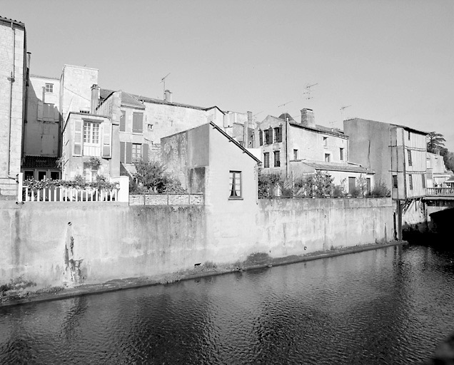 Vue prise de la rive gauche de la Vendée, des maisons adressées du 18 au 22 rue des Halles, du 3 au 1 rue des Orfèvres.