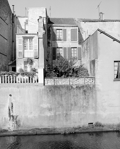 Fragment de courtine le long de la Vendée, au 20 rue des Halles.