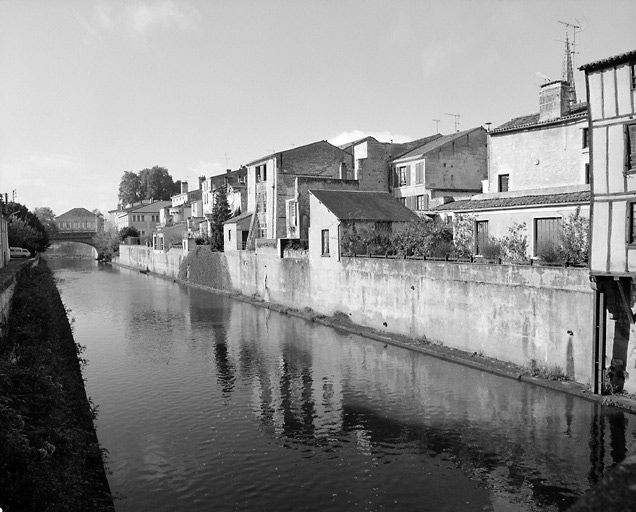 Vue des constructions sur la rive droite de la Vendée entre le Pont Neuf et le pont des Sardines.