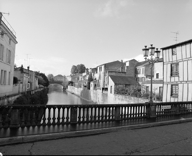 Vue prise du pont des Sardines en direction du Pont Neuf, des constructions donnant sur la Vendée.