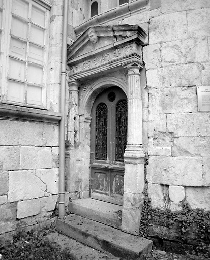 Porte d'entrée de la tour d'escalier, avant restauration.