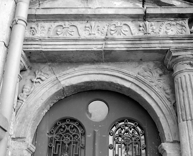 Détail des écoinçons de la porte de la tour d'escalier.