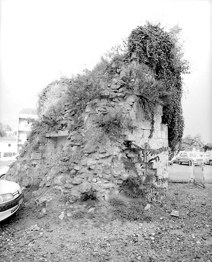 Tour d'enceinte, rue de La Rochefoucauld, vue du sud-ouest, avant restauration.