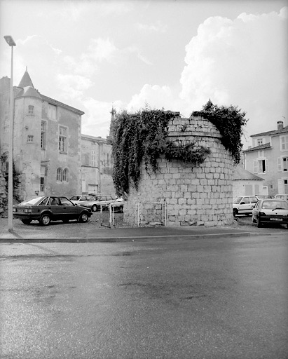 Tour d'enceinte, rue de la Rochefoucauld, vue du nord, avant restauration.