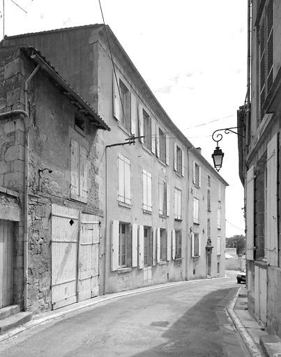 Vue de la façade sur rue, prise de l'ouest.