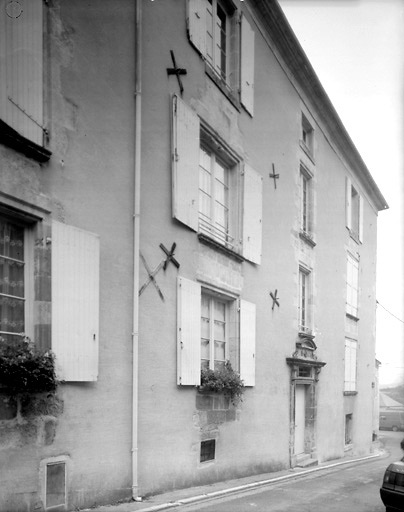 Partie est de la façade sur rue.