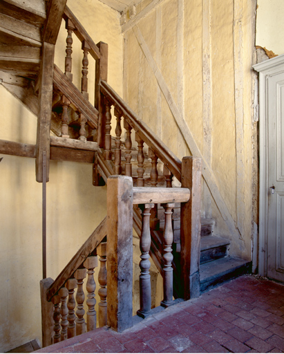 Escalier de l'aile droite : palier à l'étage.