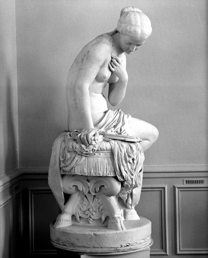 Statue : Après le bain (la Vérité se regardant dans un miroir)