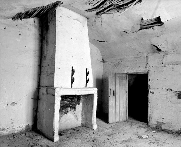 Cheminée à l'extrémité est de l'ancienne église.