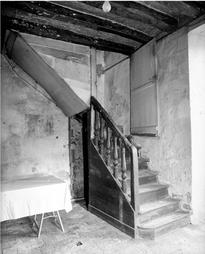 Escalier à l'extrémité est de l'ancienne église.