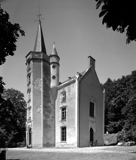 Elévations antérieure et droite du logis.