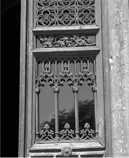 Ouvrage en fonte d'art sur la porte d'entrée, partie inférieure.