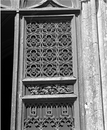 Ouvrage en fonte d'art sur la porte d'entrée, partie supérieure.
