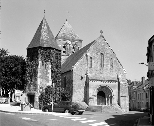 Ensemble de l'église depuis l'ouest.