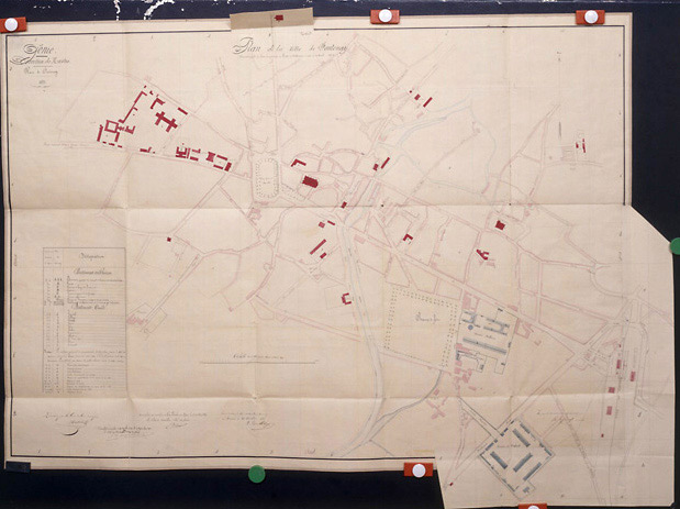 Plan de la ville au 1/1000e avec indication des bâtiments militaires et civils, dressé le 26 octobre 1853, complété et rectifié les 15 octobre 1881 et 20 septembre 1896. (Archives du Génie, Vincennes, article 8, section 2, Fontenay).