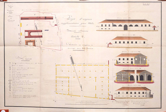 Projet de magasin à fourrages pour 400 chevaux (non réalisé). Plan de situation au 1/1000e, plan, coupes et élévations au 1/200e, signés et datés A. Potel, capitaine du génie en chef, le 5 avril 1843.