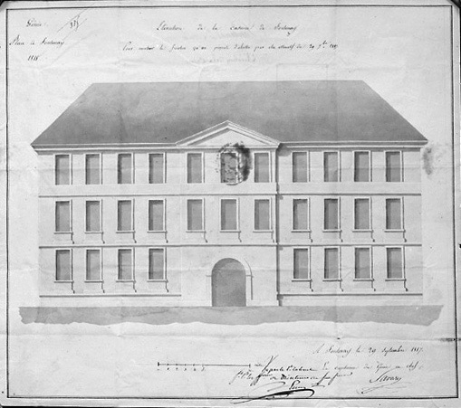 'Elévation de la caserne de Fontenay pour montrer le fronton qu'on propose d'abattre...', lavis, au 1/120e environ, signé et daté Savary, capitaine du génie en chef, le 29 septembre 1817.