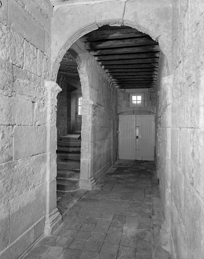 Vue du couloir du rez-de-chaussée et du départ d'escalier, prise de l'entrée rue des Loges.