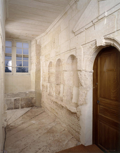 Vue du couloir du premier étage montrant la porte d'accès à la pièce située du côté est, et les trois niches taillées dans le mur.