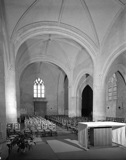 Vue prise du choeur en direction de l'entrée.