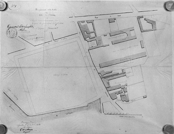 'Projet d'un casernement pour loger la garnison d'Infanterie' à l'ancien hôtel du Pélican. 'Plan général' au 1/1000e, signé et daté A. Garnereau, le 6 juillet 1862.