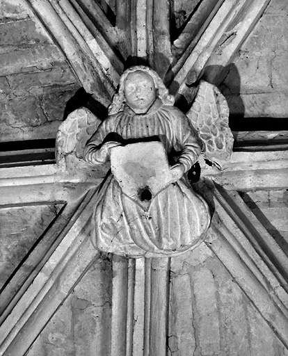 Ange à la clé de la voûte de la dernière travée du bas-coté sud.