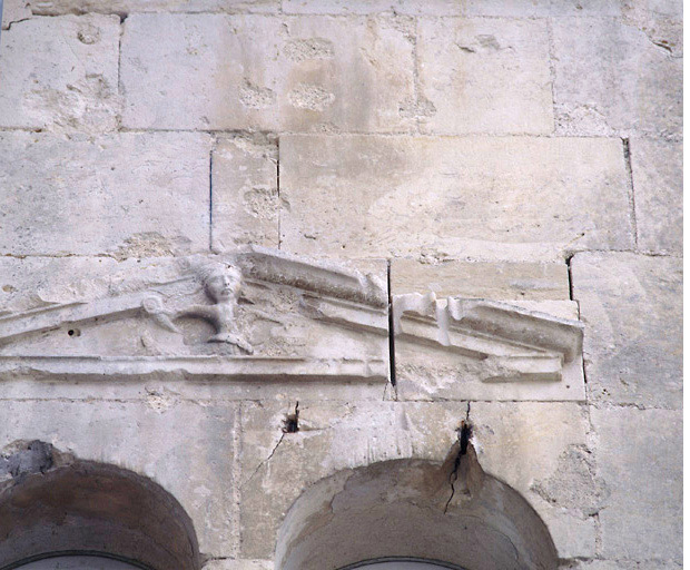 Représentation supposée de Mélusine au premier étage de la tour d'escalier.