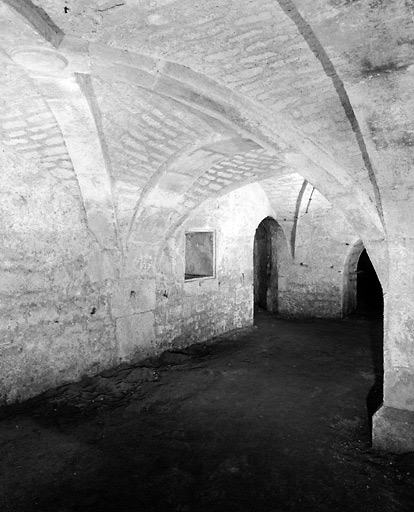 Salle du sous-sol située à l'angle du bâtiment. Vue prise du sud.