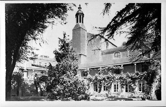 Carte postale du début du XXe siècle montrant l'ancien clocher de l'église.