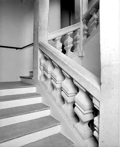 Vue de l'escalier situé à l'ouest du bâtiment principal.