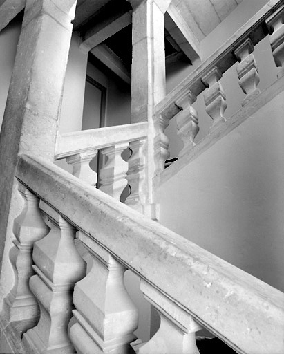 Vue de l'escalier situé à l'ouest du bâtiment principal.