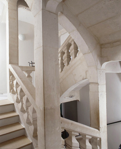 Vue de l'escalier situé à l'ouest du bâtiment principal.