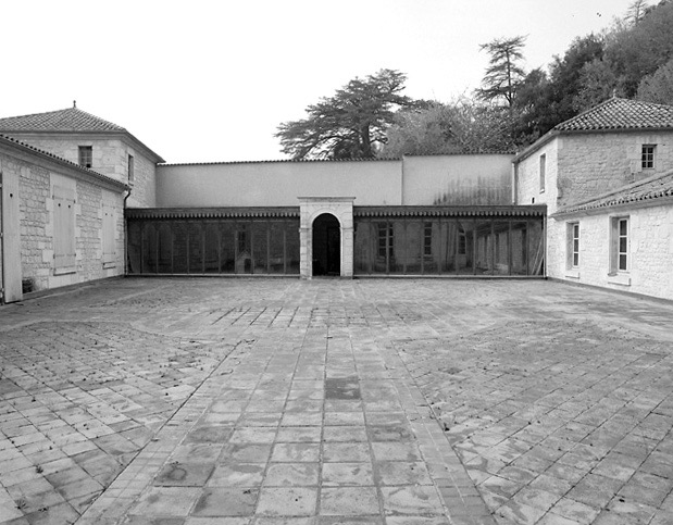 Vue des communs prise de la cour actuelle.