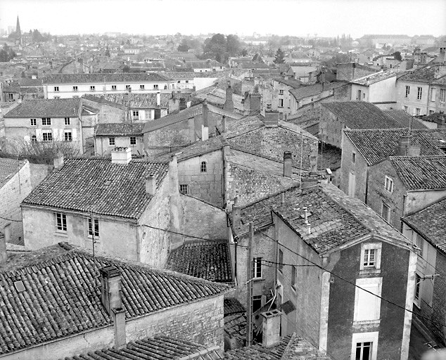 Vue prise des toits de l'hôtel Lépinay de Beaumont. Tout en bas, le carrefour de la rue de la Harpe et de la rue Goupilleau.