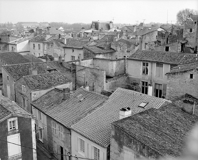 Vue prise des toits de l'hôtel Lépinay de Beaumont. A gauche, la rue de la Harpe.