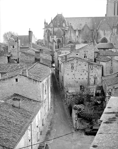 Vue prise des toits de l'hôtel Lépinay de Beaumont. Au centre, la rue du Puits-de-la-Vau.