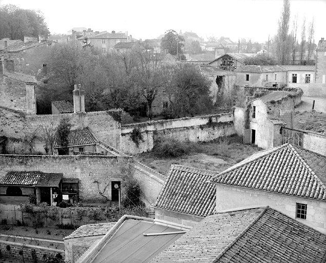 Tour d'enceinte incluse dans la propriété 1, impasse Mouillebert. Vue prise des toits de la demeure, en direction de la rue Emile-Boutin.