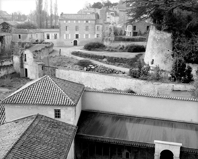 Vue prise des toits de l'hôtel Lépinay de Beaumont, en direction de la rue Emile-Boutin. A droite, le bastion de Guinefolle.