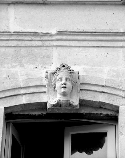 Mascaron à la clef de la fenêtre de droite du deuxième étage, représentant le printemps.