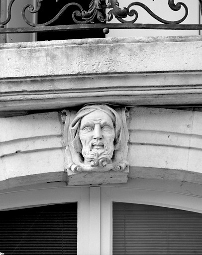 Mascaron à la clef de la fenêtre de droite du premier étage, représentant l'hiver.